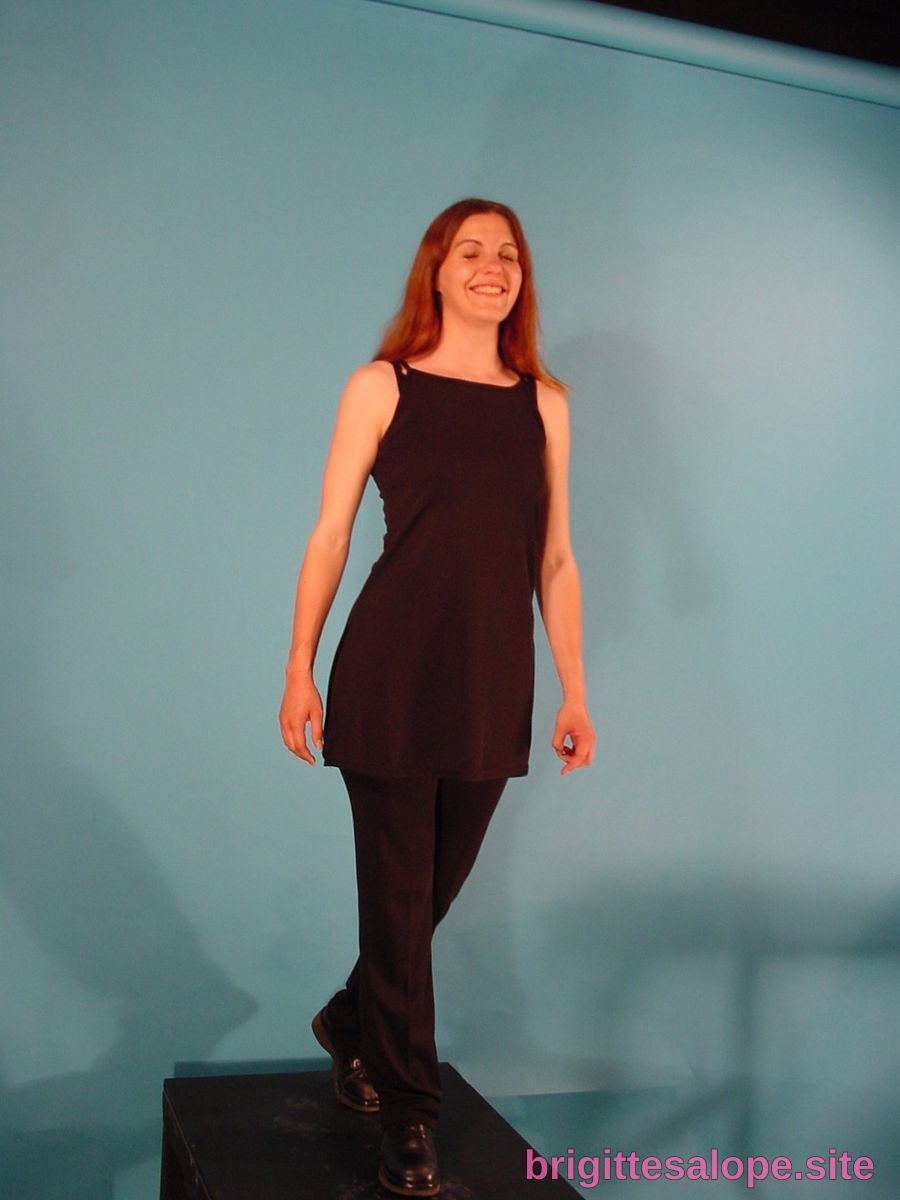 Femme souriante en noir — Brigitte la Salope