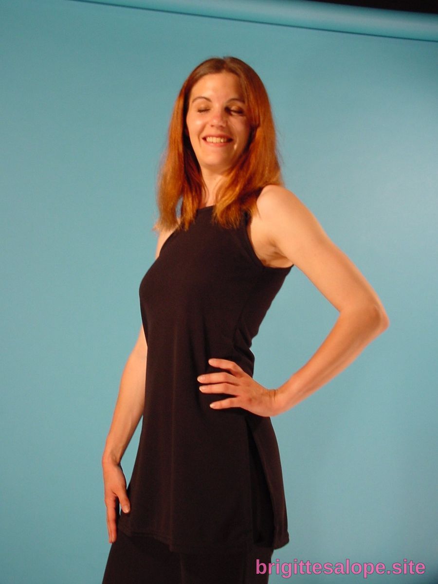 Femme souriante en noir (photo 1202) — Brigitte la Salope