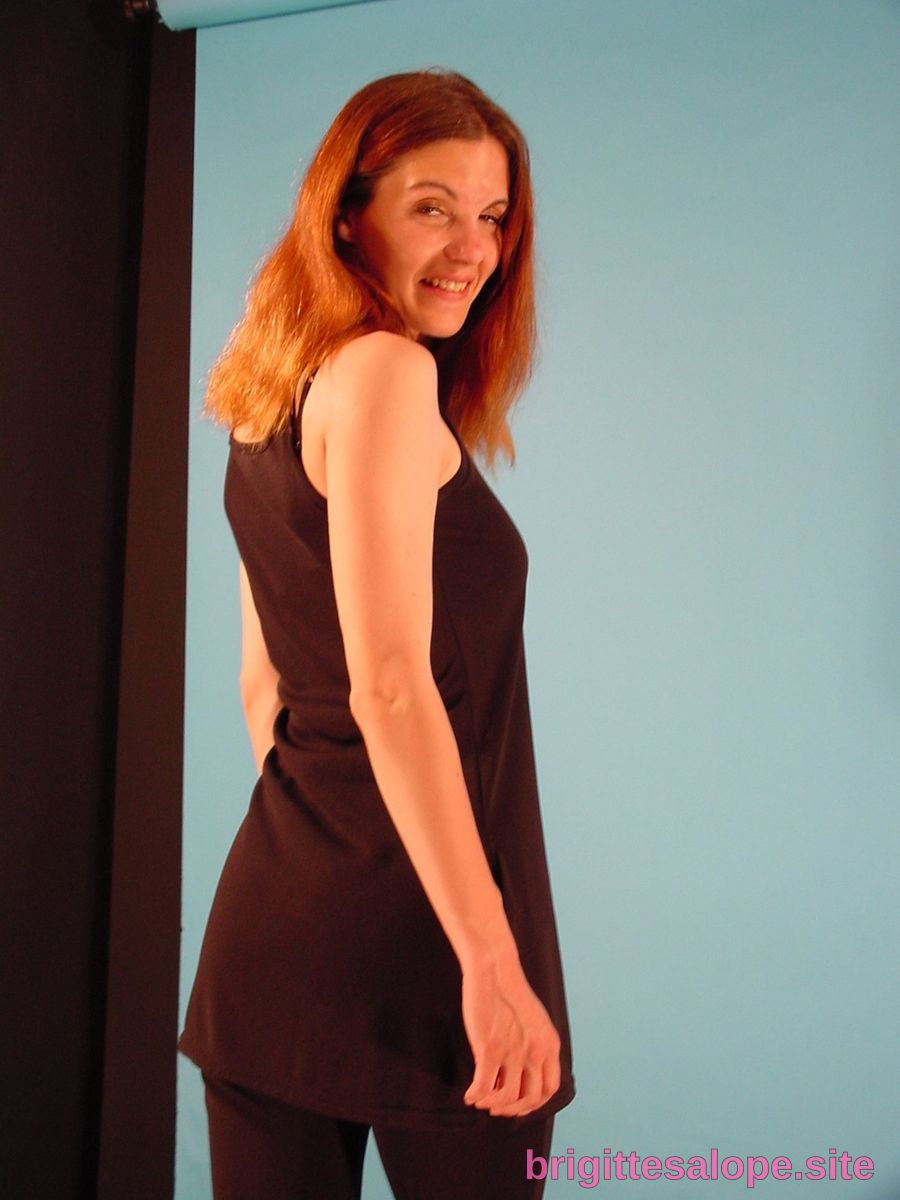 Femme souriante en noir (photo 1203) — Brigitte la Salope