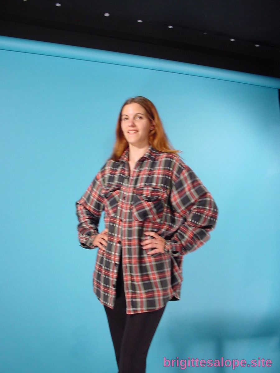 Femme en plaid — Brigitte la Salope
