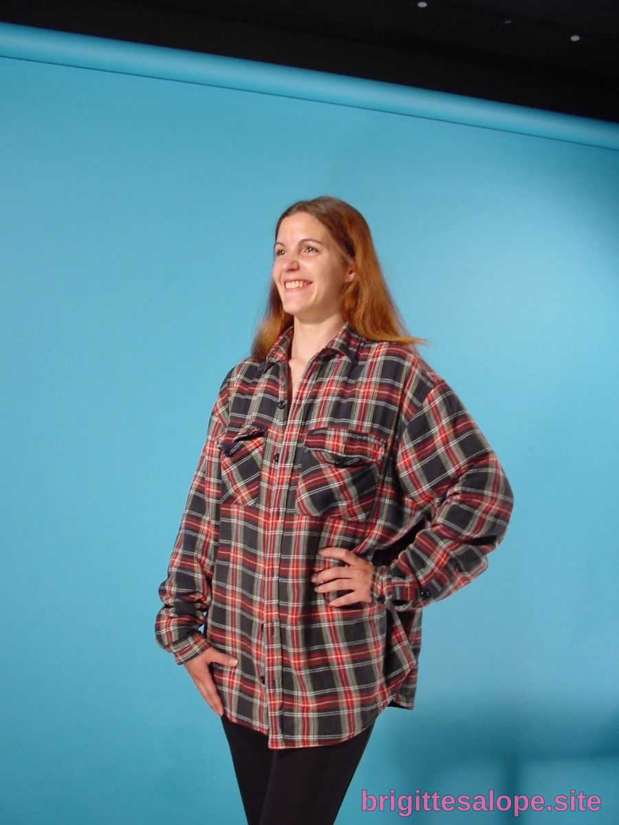 Femme souriante en plaid — Brigitte la Salope