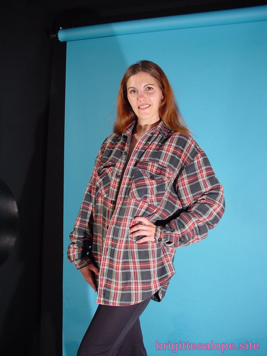 Femme en plaid (photo 1207) — Brigitte la Salope