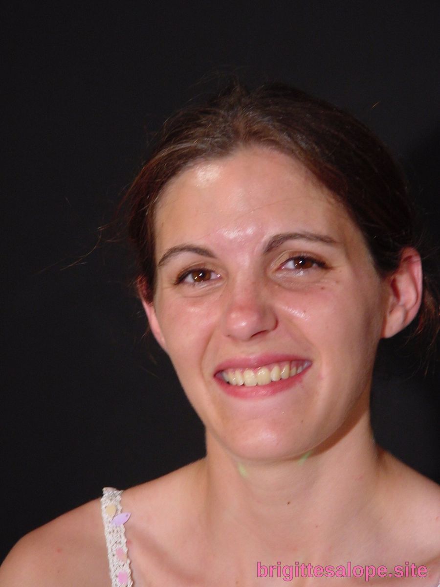 Portrait de jeune femme souriante — Brigitte la Salope