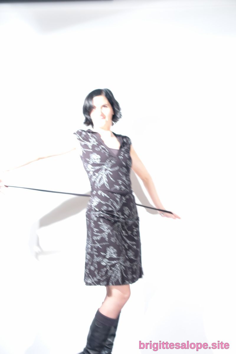 Femme en noir (photo 1438) — Brigitte la Salope