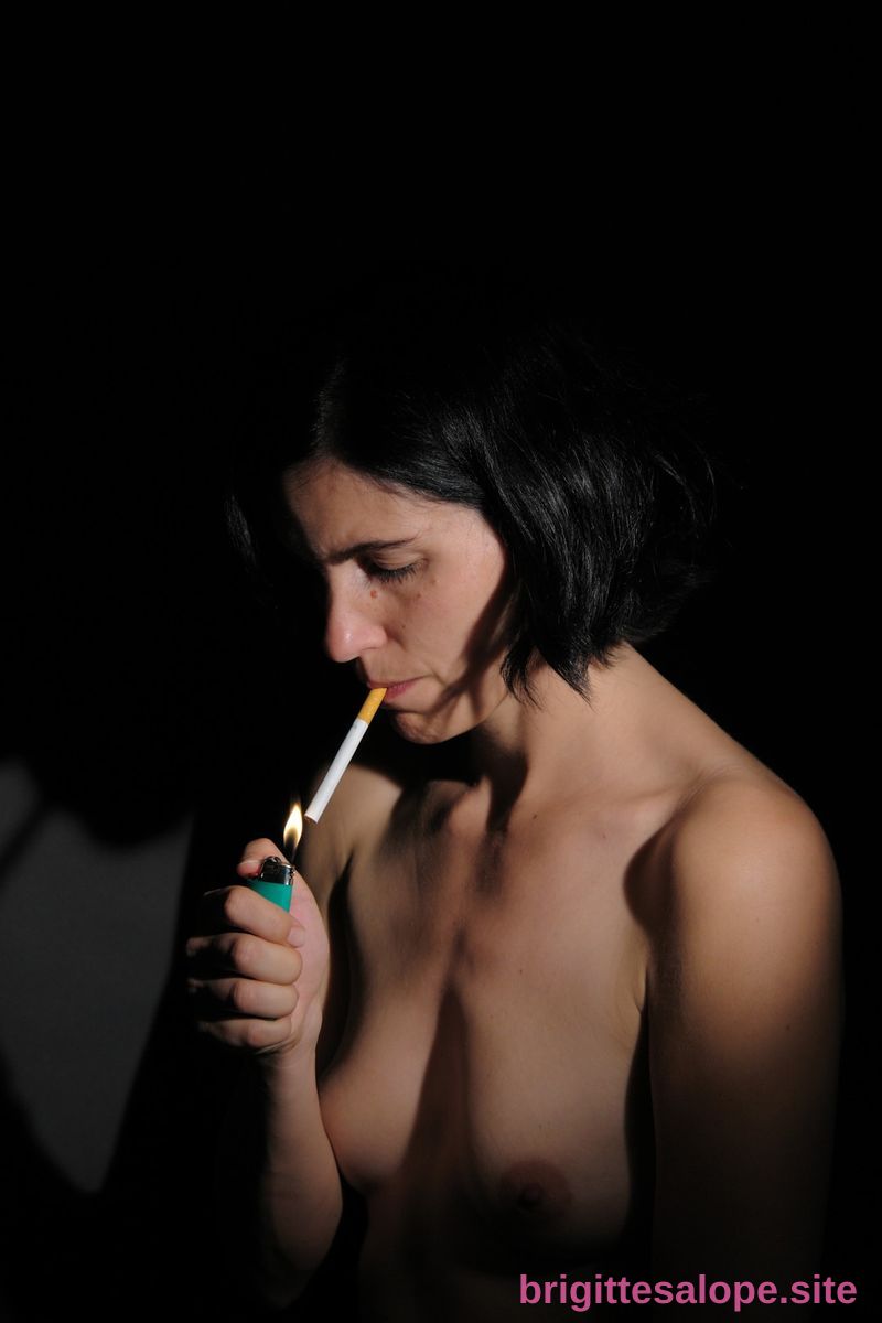 Nu en noir et feu — Brigitte la Salope
