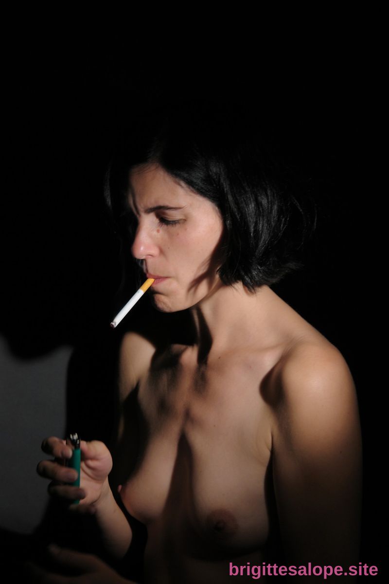 Nu avec cigarette — Brigitte la Salope
