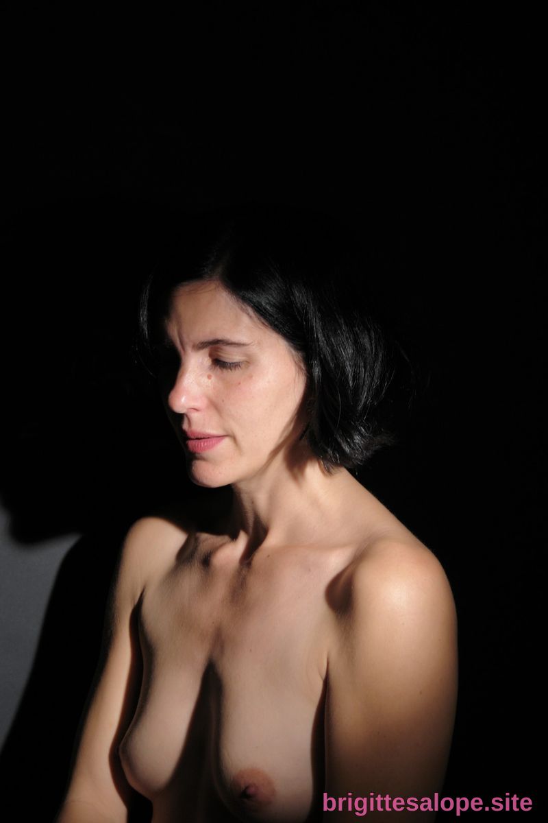 Portrait nu dans l'ombre — Brigitte la Salope