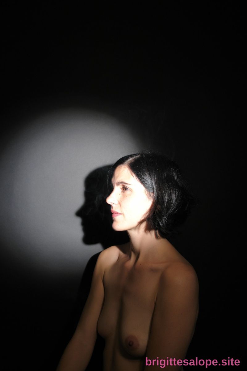 Portrait de profil, lumière sur le visage — Brigitte la Salope