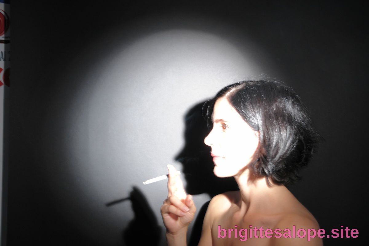 Portrait de profil lumineux — Brigitte la Salope