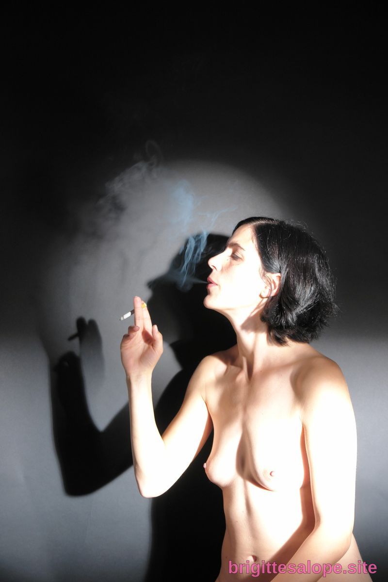Nue en fumant — Brigitte la Salope