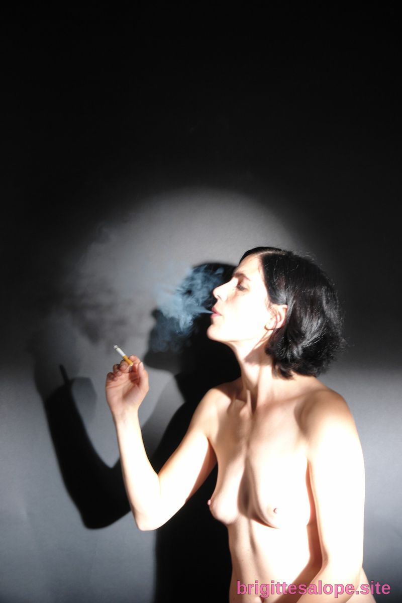 Nu en fumant — Brigitte la Salope