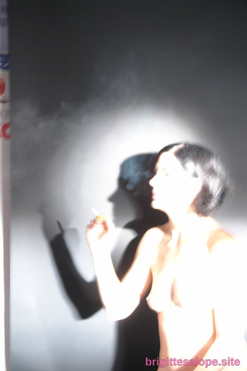 Silhouette lumineuse en fumée — Brigitte la Salope