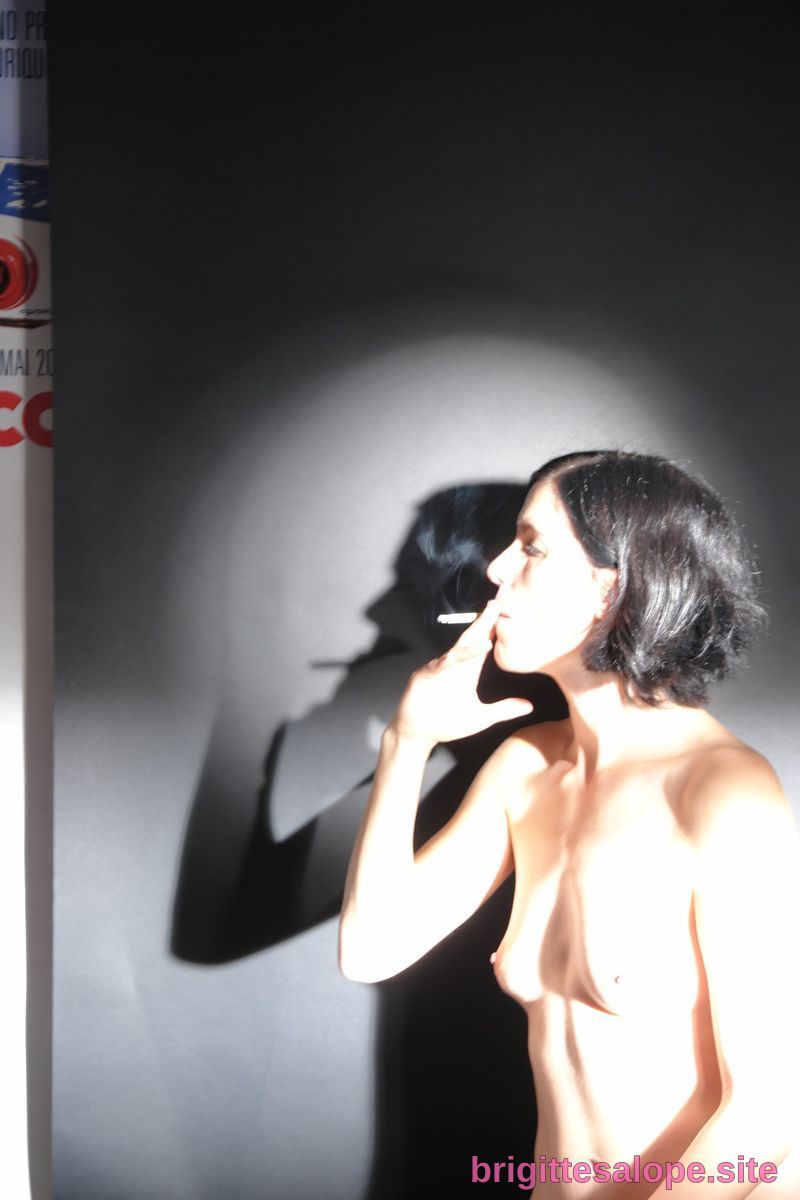 Portrait nu en noir et blanc — Brigitte la Salope