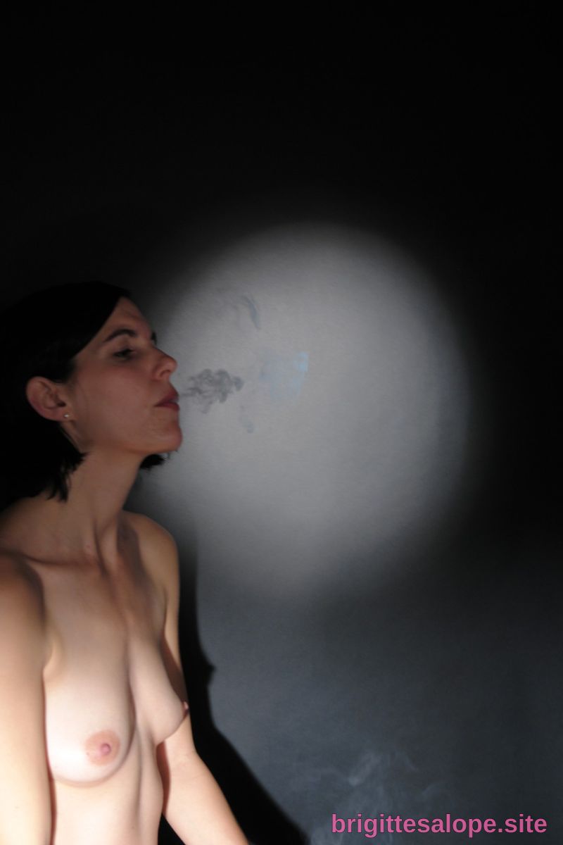 Nu avec fumée — Brigitte la Salope