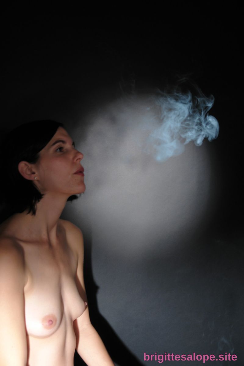 Nu avec fumée (photo 1572) — Brigitte la Salope