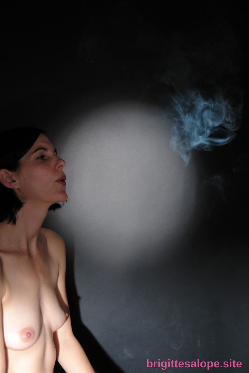 Nu avec fumée (photo 1573) — Brigitte la Salope