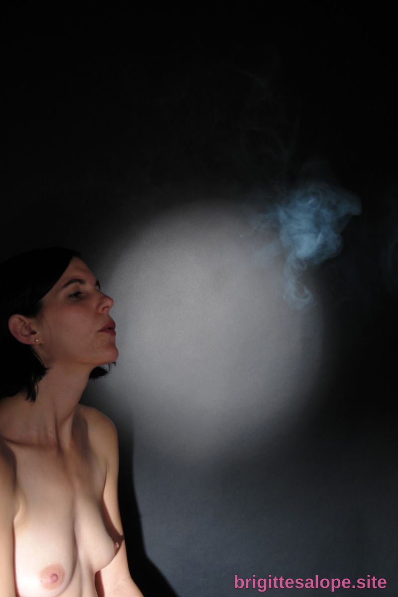 Nu avec fumée (photo 1580) — Brigitte la Salope