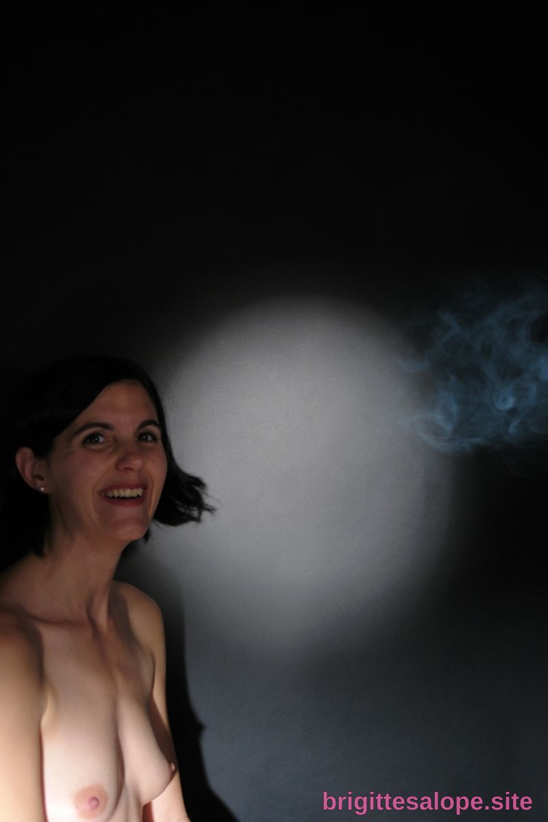 Nue dans l'ombre (photo 1582) — Brigitte la Salope