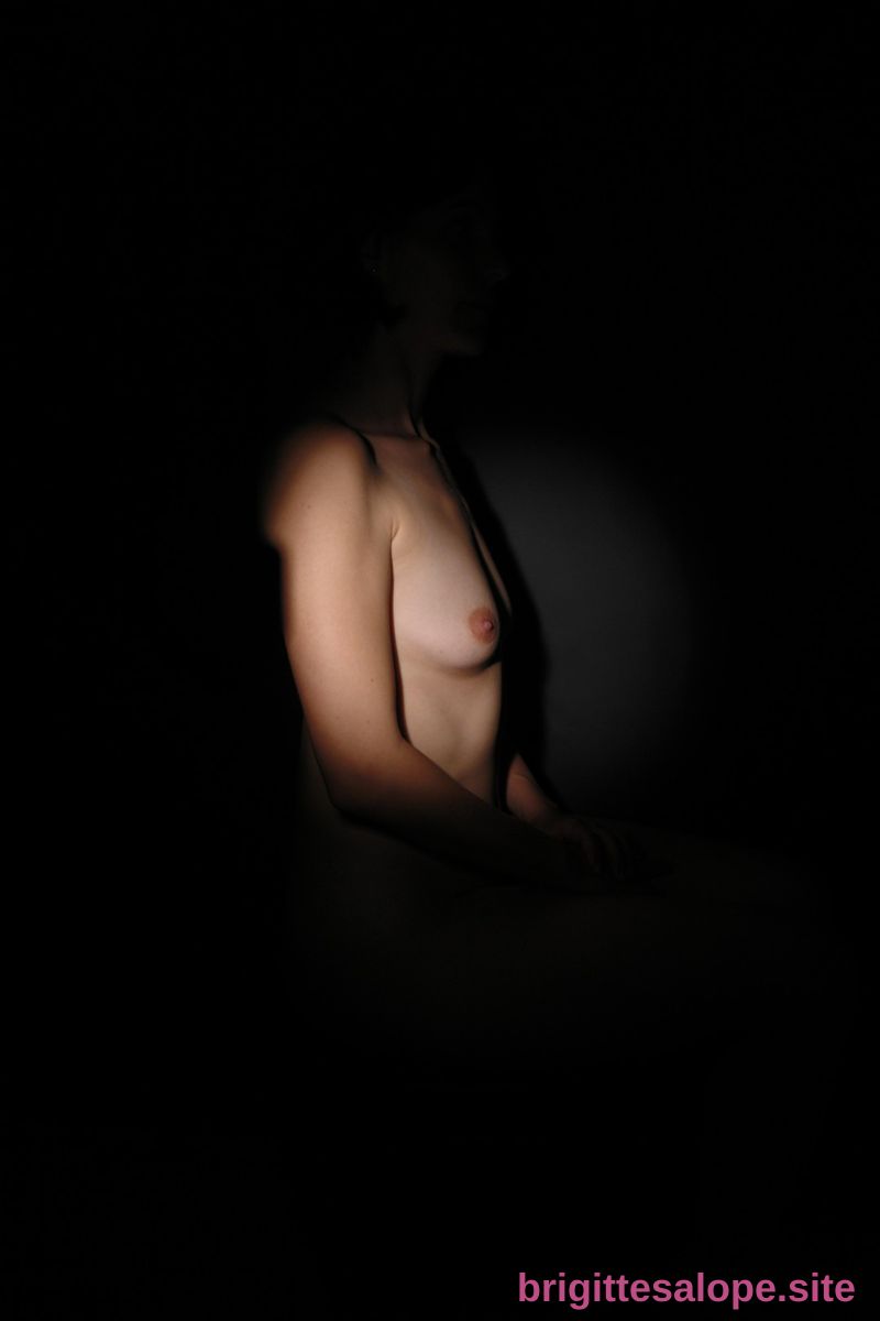 Nu dans l'obscurité (photo 1613) — Brigitte la Salope