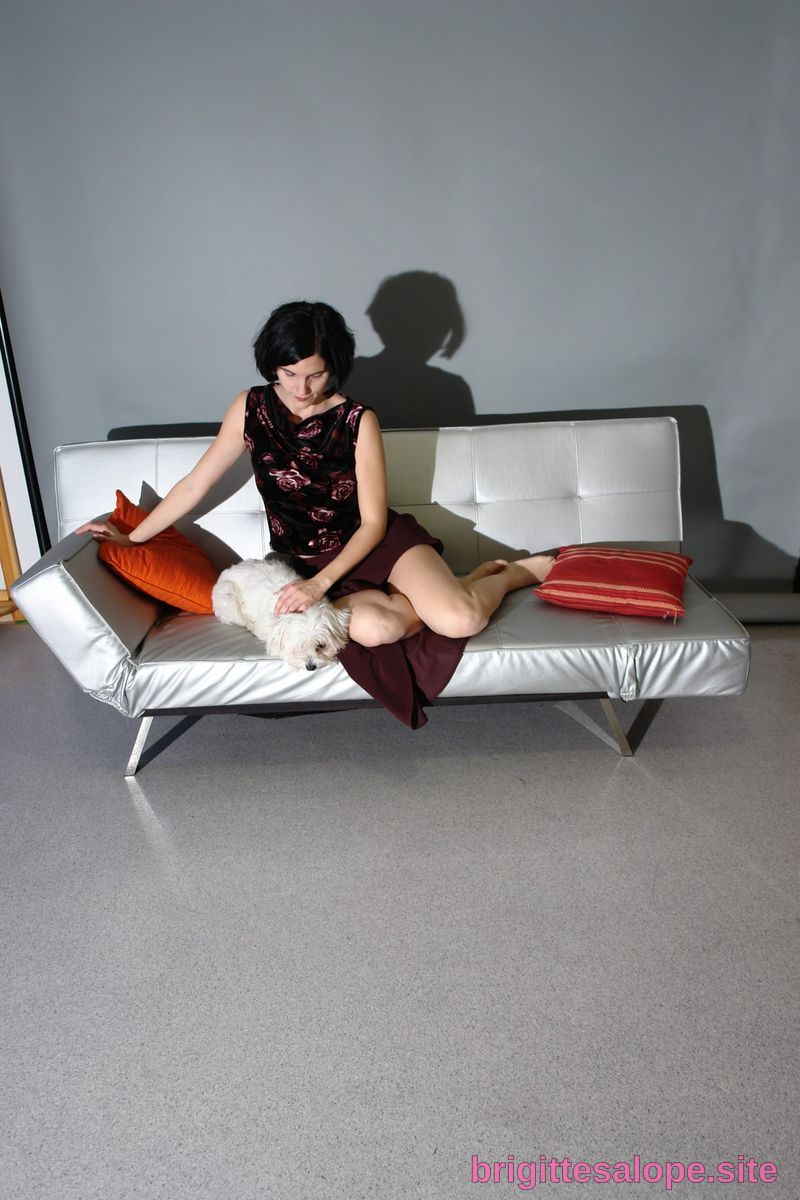 Femme assise sur un canapé blanc — Brigitte la Salope