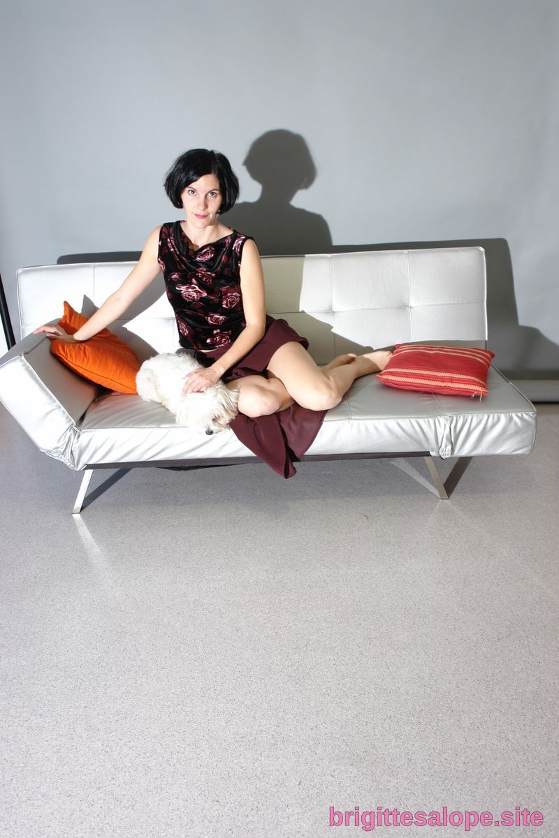 Femme assise sur un canapé — Brigitte la Salope