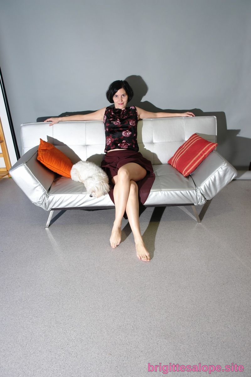 Femme assise sur un canapé blanc (photo 1691) — Brigitte la Salope