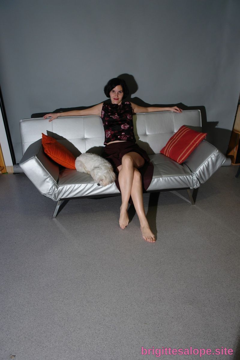 Femme assise sur un canapé moderne — Brigitte la Salope