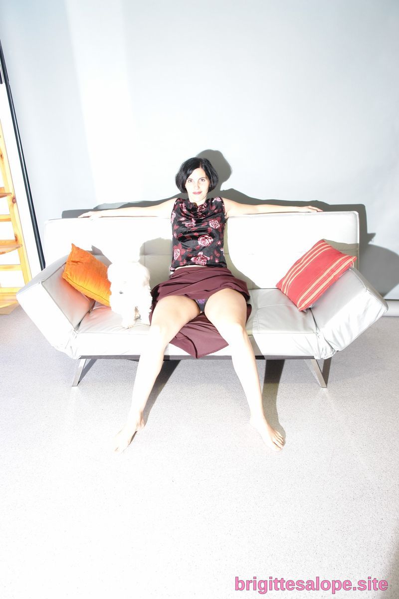 Femme sur le canapé — Brigitte la Salope
