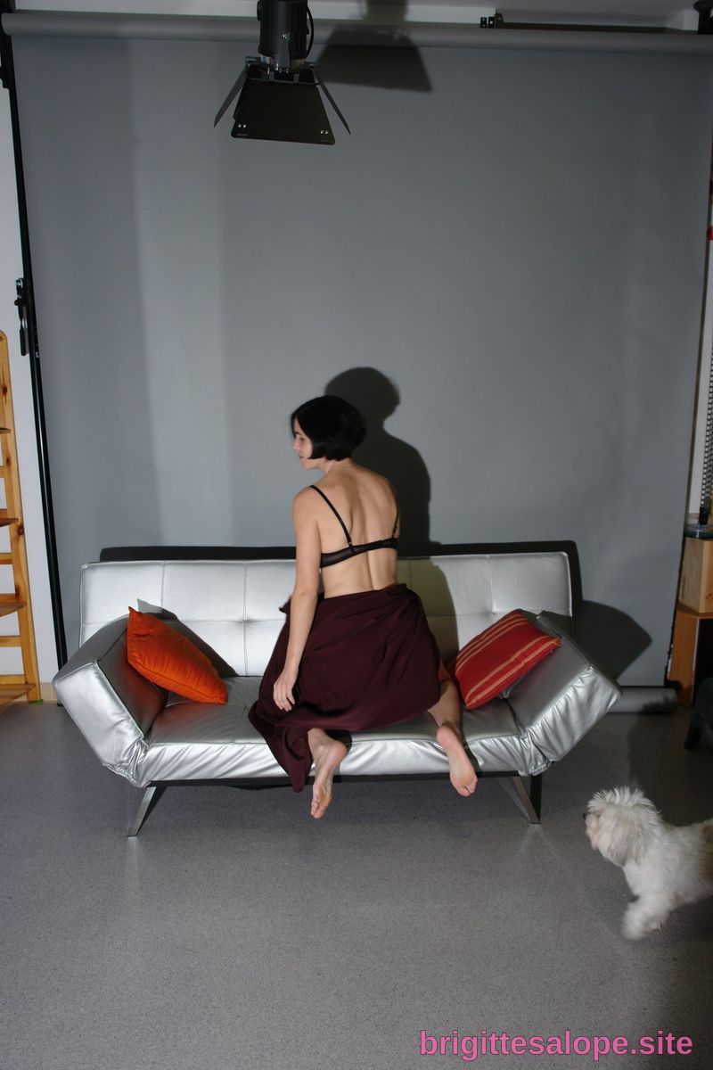 Femme assise sur un canapé (photo 1704) — Brigitte la Salope