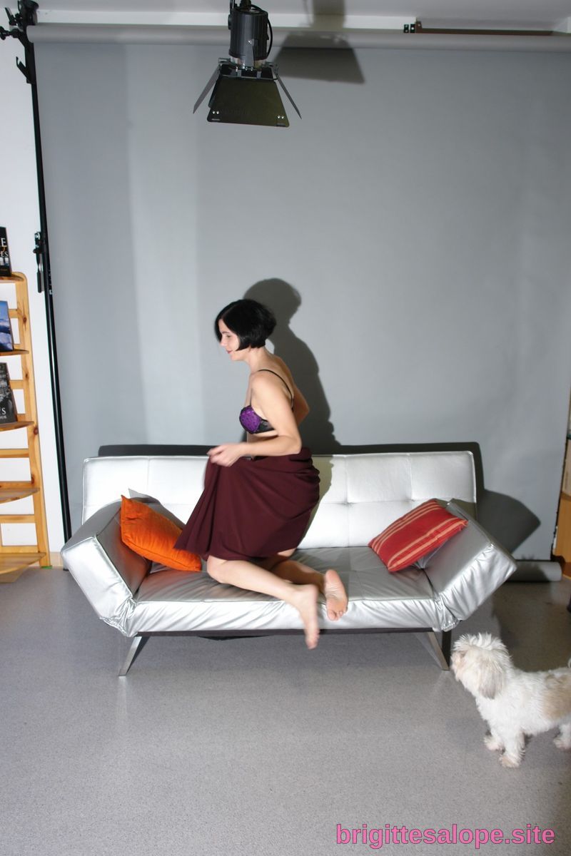 Femme sur le canapé (photo 1705) — Brigitte la Salope
