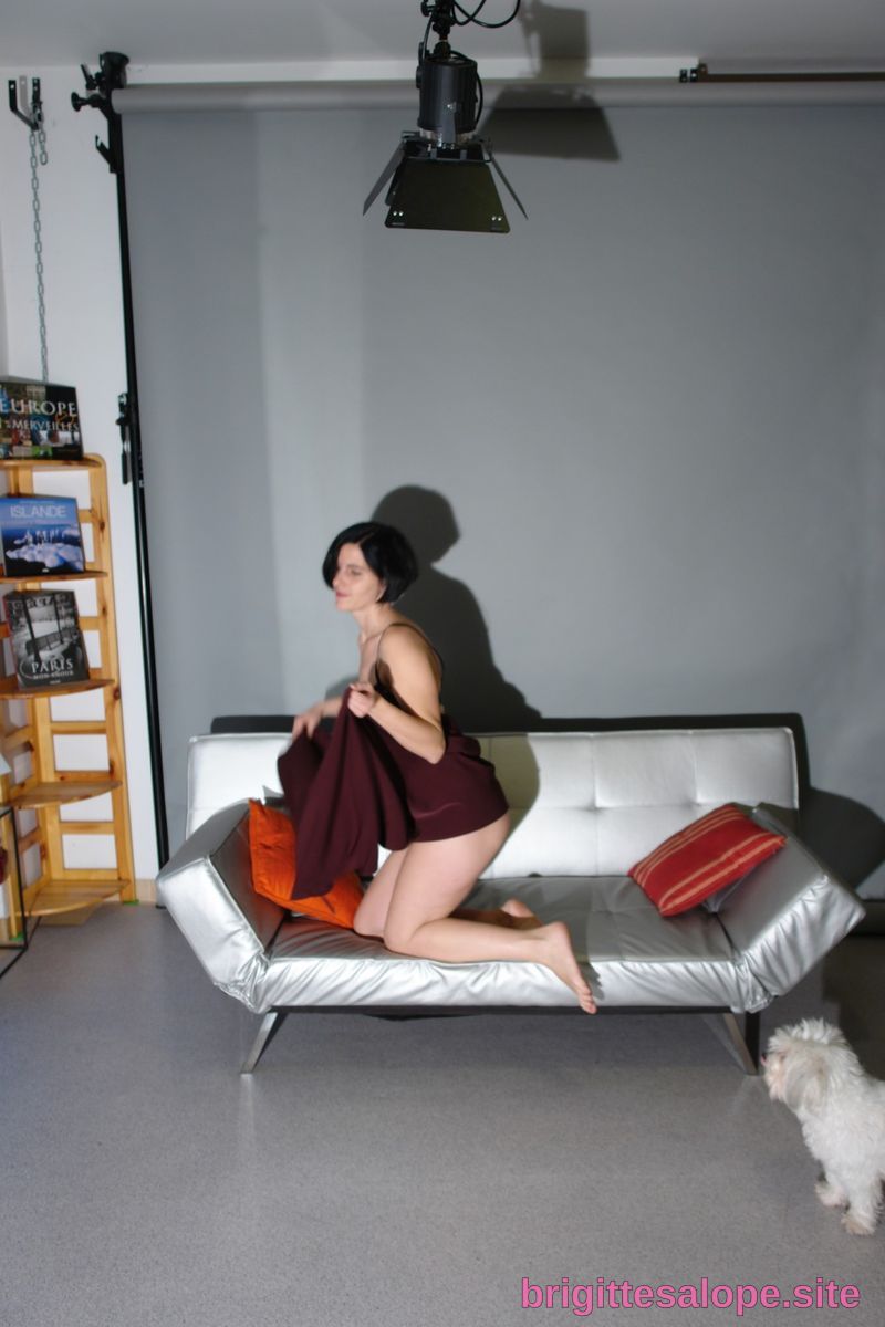 Femme sur un canapé métallique (photo 1706) — Brigitte la Salope