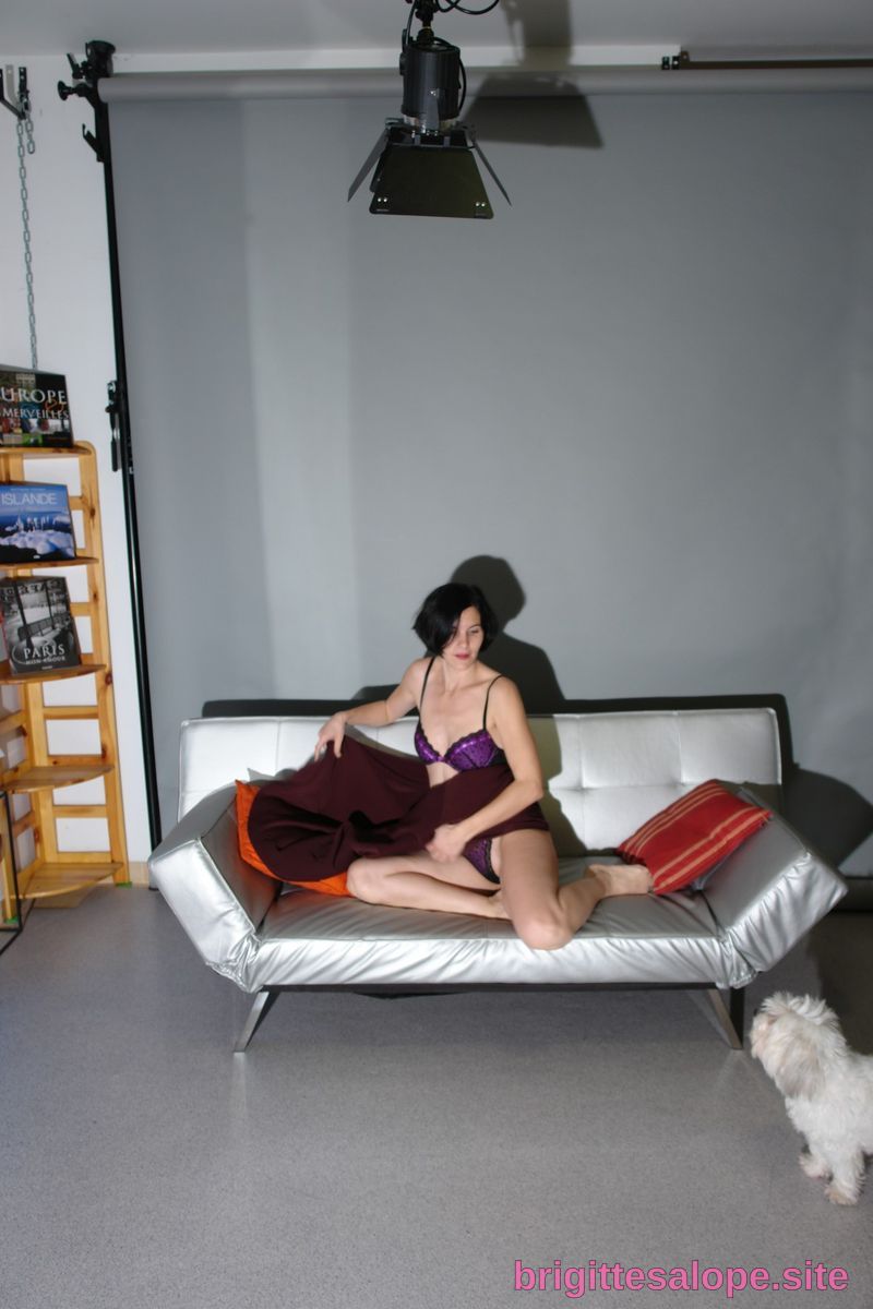 Femme sur un canapé lumineux (photo 1707) — Brigitte la Salope