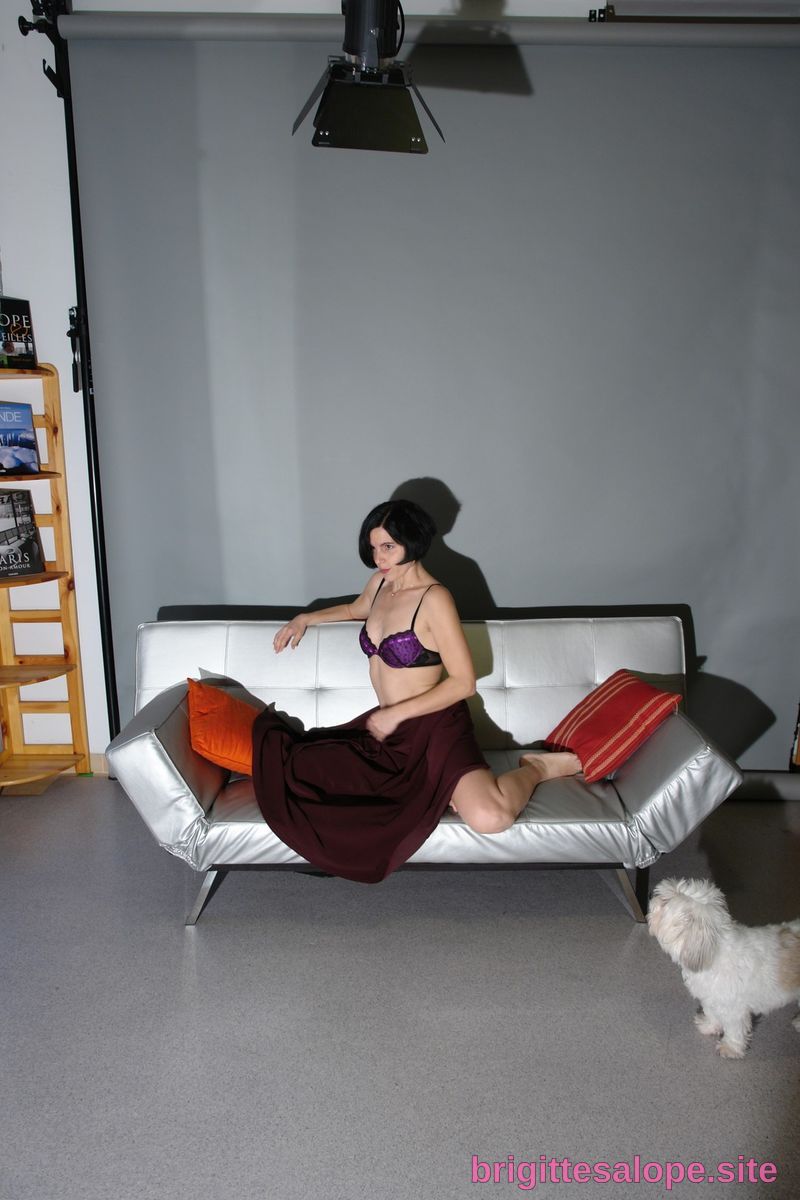 Femme sur le canapé (photo 1711) — Brigitte la Salope