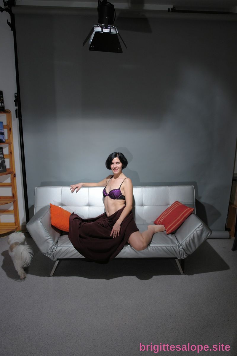 Femme sur un canapé noir et blanc — Brigitte la Salope