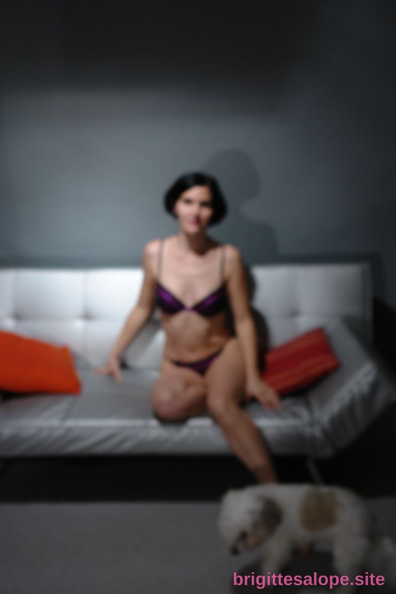 Femme en lingerie sur un canapé (photo 1733) — Brigitte la Salope