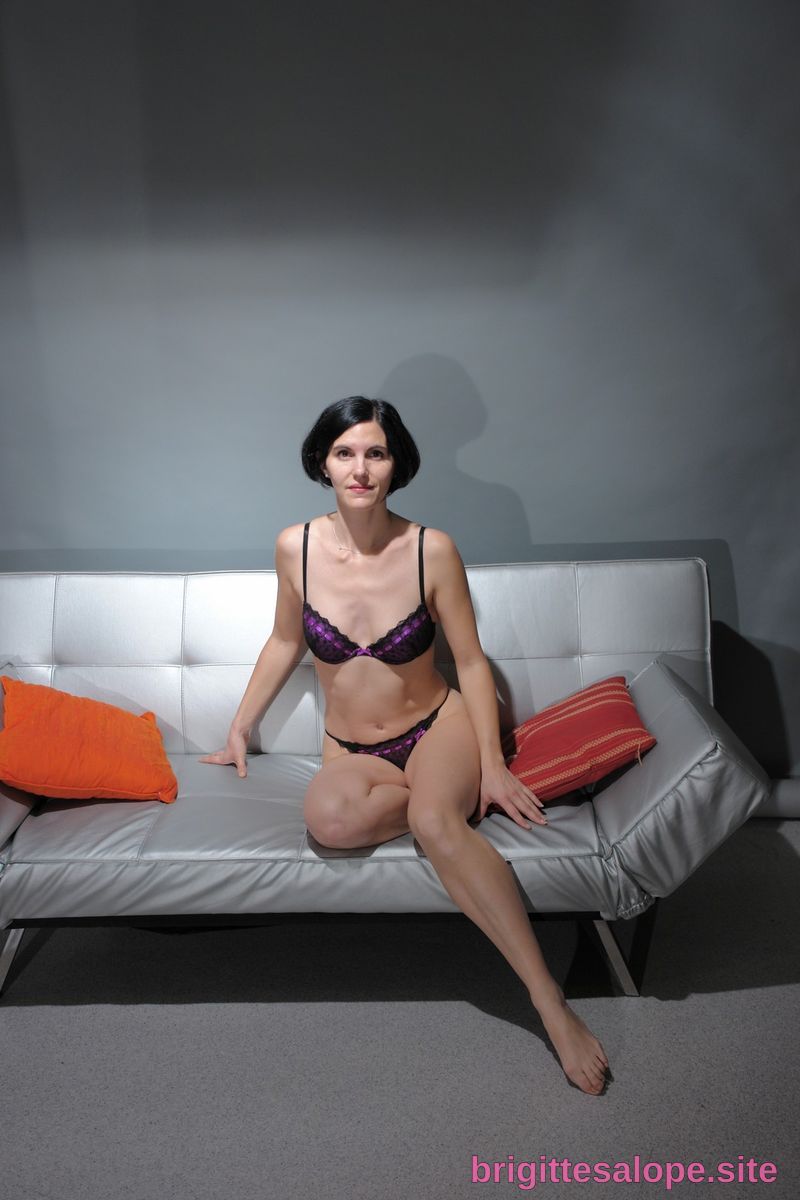 Femme en lingerie sur un canapé (photo 1734) — Brigitte la Salope