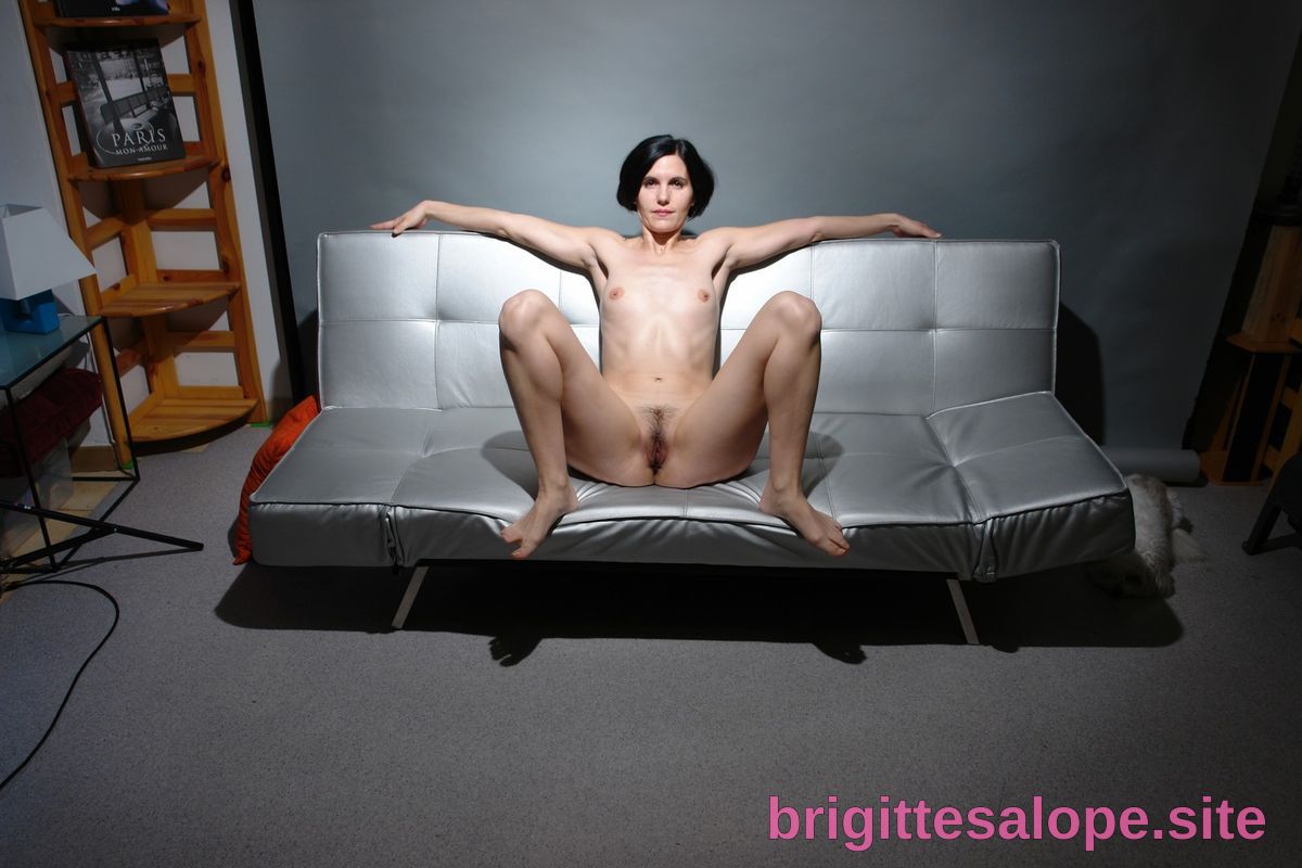 Nue sur un canapé (photo 1831) — Brigitte la Salope