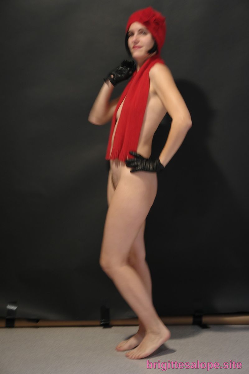 Femme au fez rouge et veste rouge sur fond noir — Brigitte la Salope