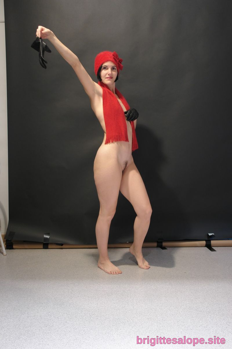 Femme nue avec chapeau rouge et écharpe — Brigitte la Salope