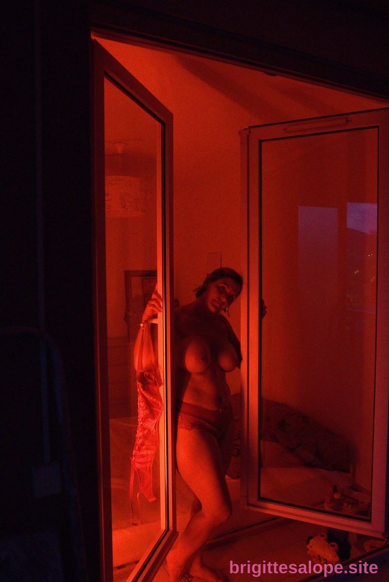Éclairage rouge intérieur — Brigitte la Salope