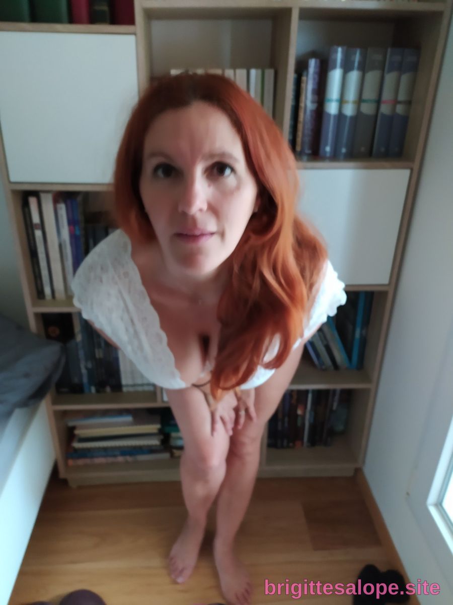 Femme au regard direct (photo 2030) — Brigitte la Salope