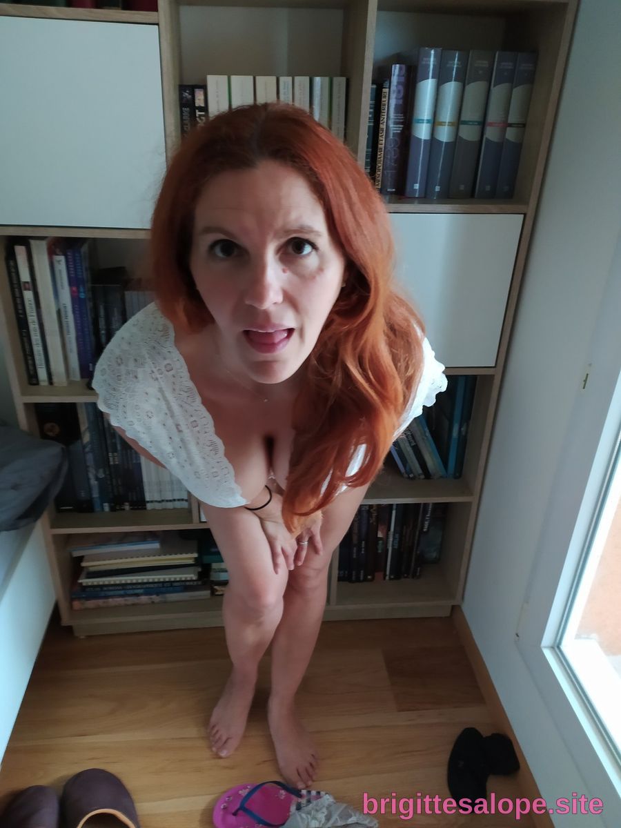 Femme à cheveux rouges en chemise blanche décolletée — Brigitte la Salope