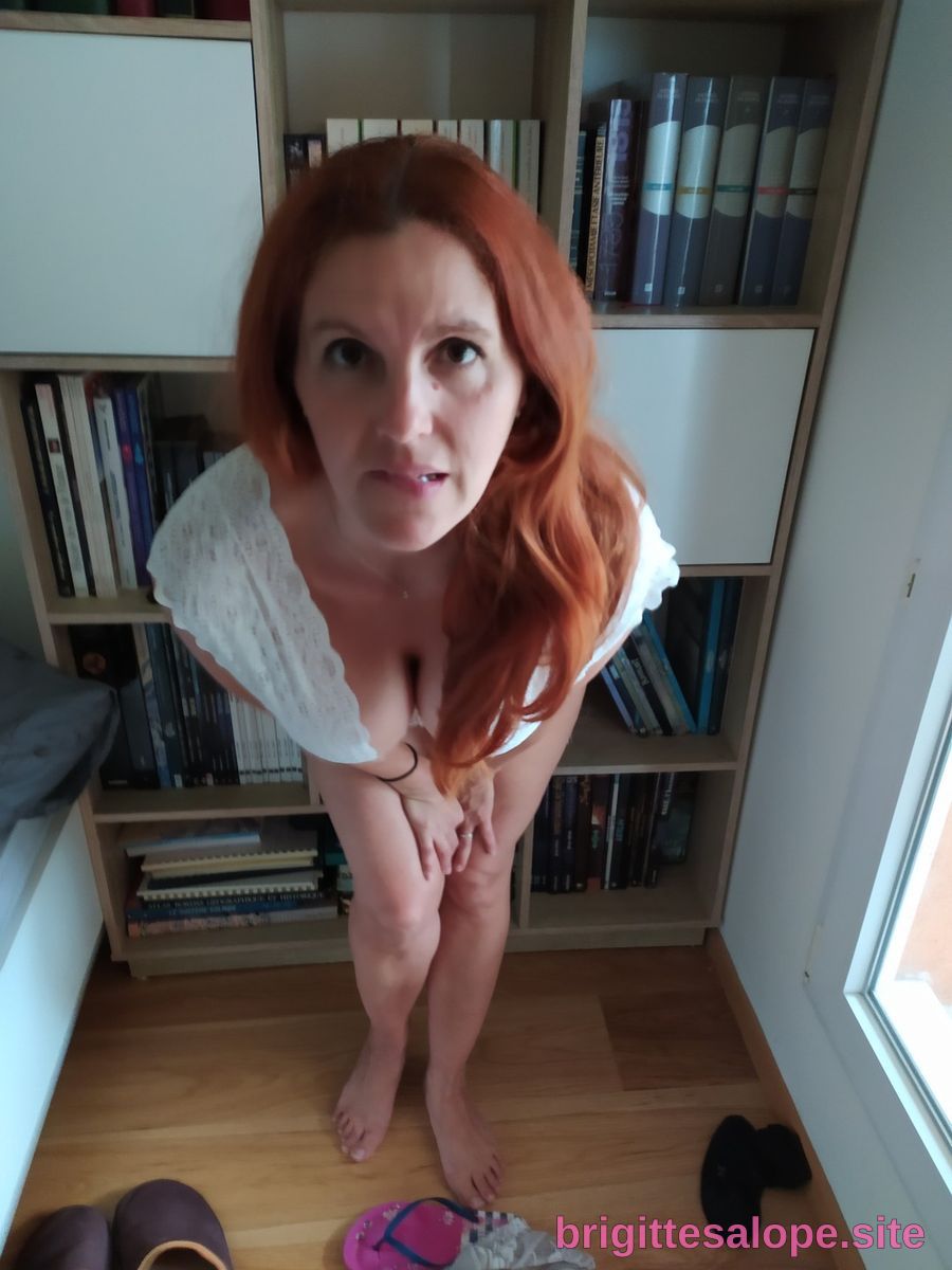 Femme rouge cheveux basique blanche regardant vers haut — Brigitte la Salope