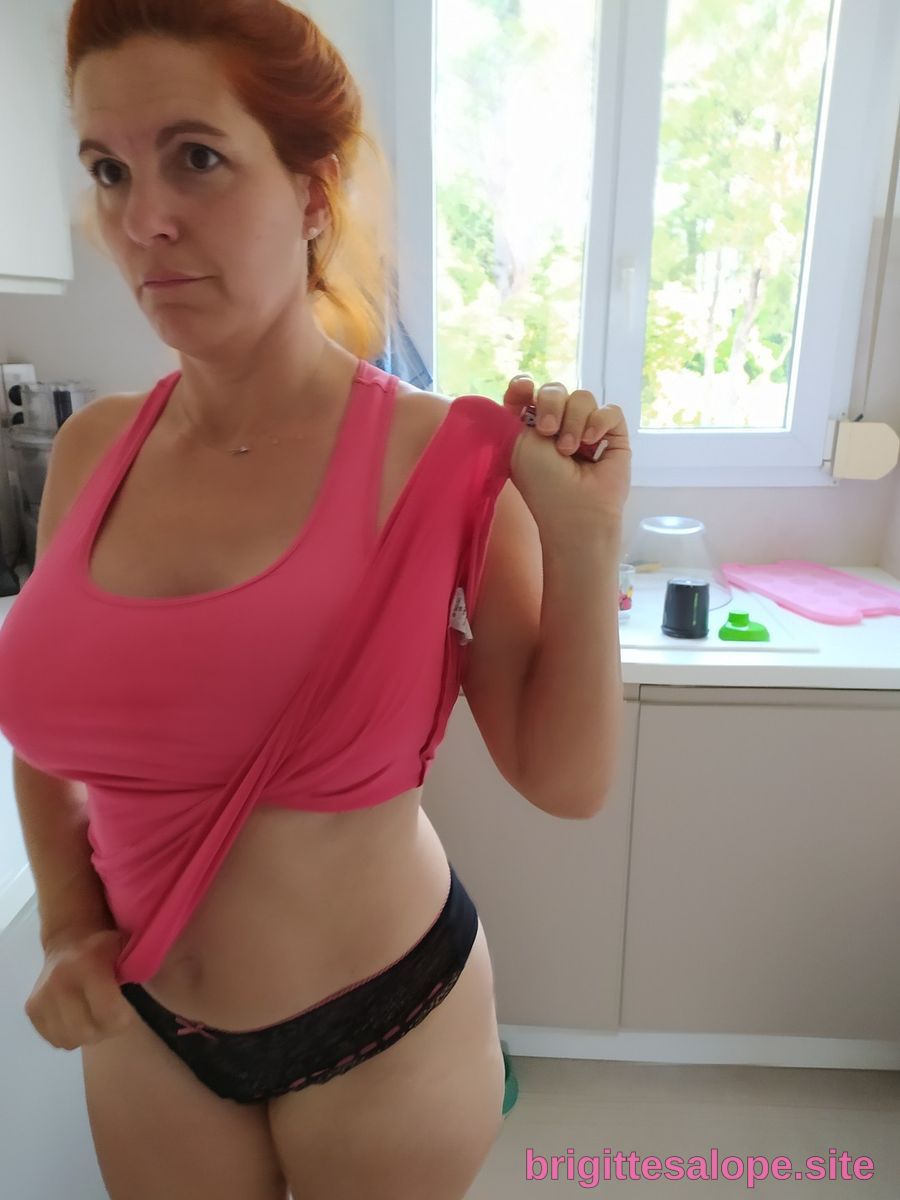 Femme réveillée en sous-vêtements — Brigitte la Salope