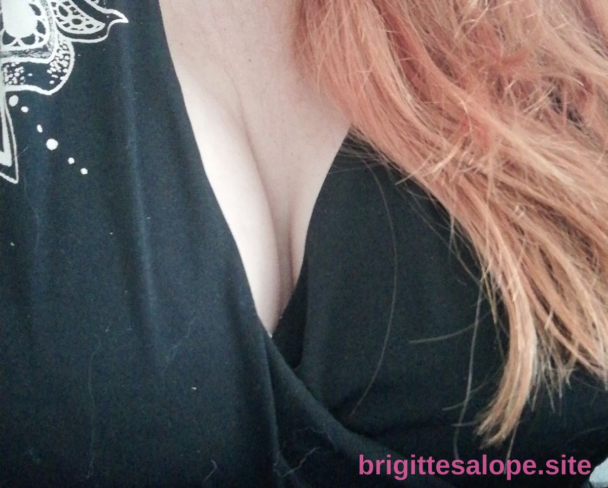 Closage de col et cheveux roux — Brigitte la Salope