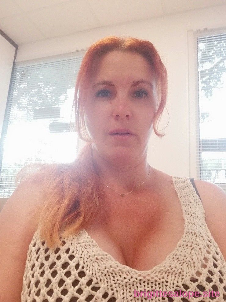 Femme rouge cheveux lumineux — Brigitte la Salope