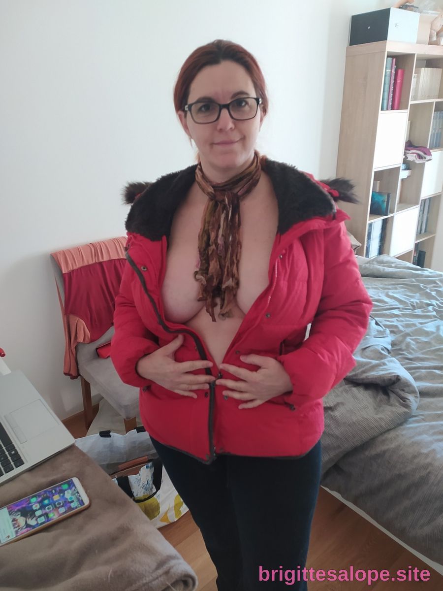 Photo de femme en rouge et nu dans un intérieur — Brigitte la Salope