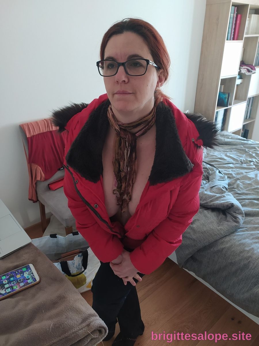 Femme en rouge et noir (photo 2099) — Brigitte la Salope