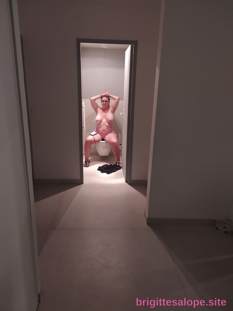 Nue dans la salle de bain (photo 2136) — Brigitte la Salope