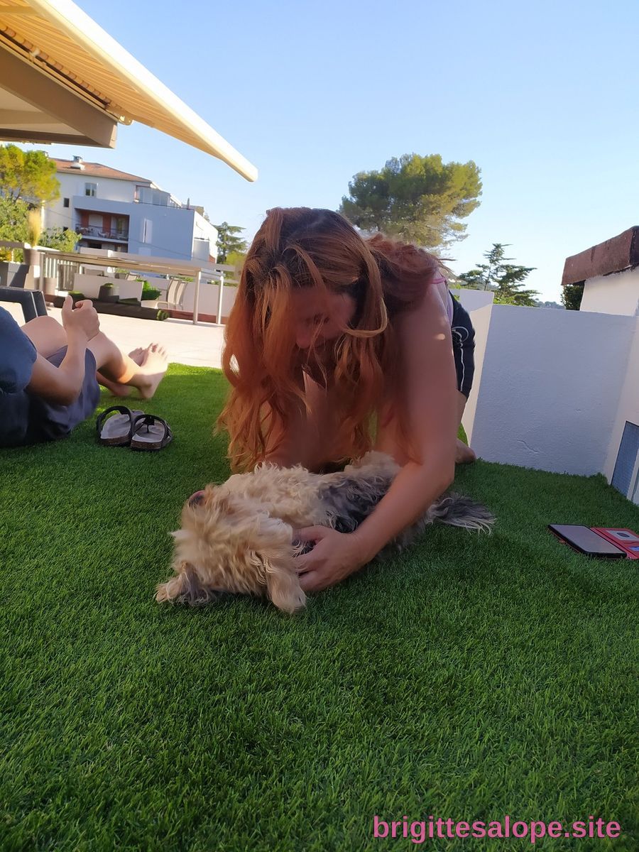 Une femme et son chien sur le gazon — Brigitte la Salope